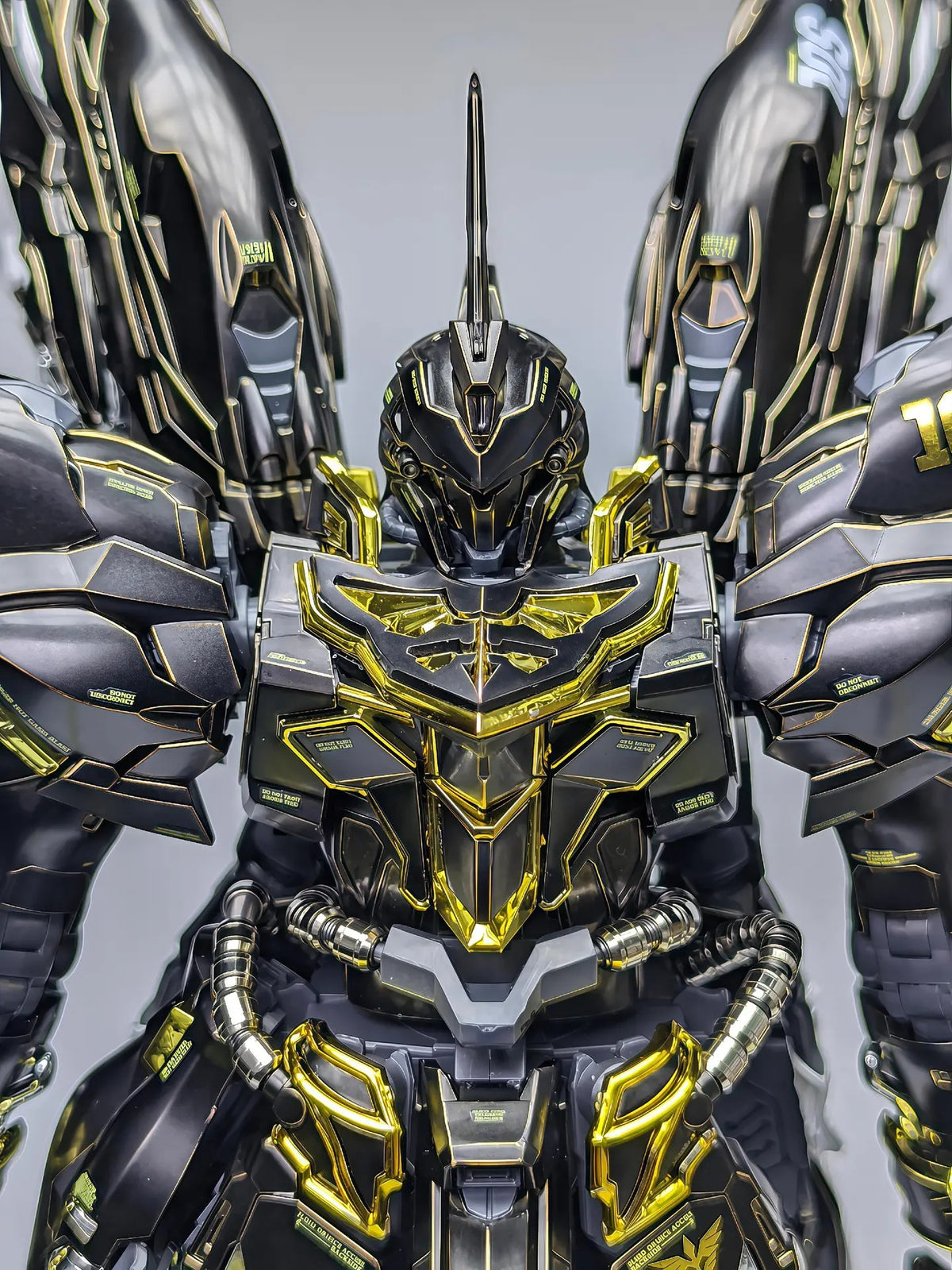 [Custom Electroplating] Comet Technology-01-Crimson Drei MG 1/100 GK Sinanju (Titanium Black With Gilded Gold Electroplating Color Scheme) Model Kit