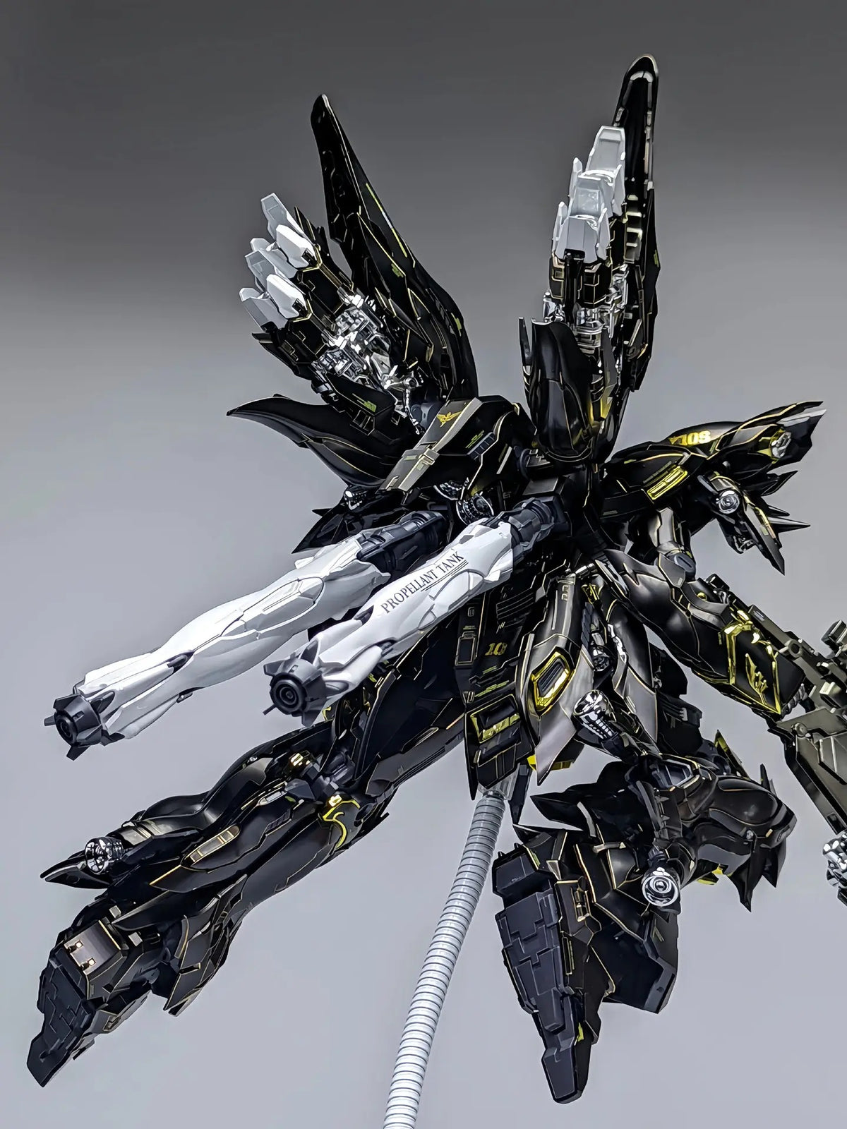 [Custom Electroplating] Comet Technology-01-Crimson Drei MG 1/100 GK Sinanju (Titanium Black With Gilded Gold Electroplating Color Scheme) Model Kit