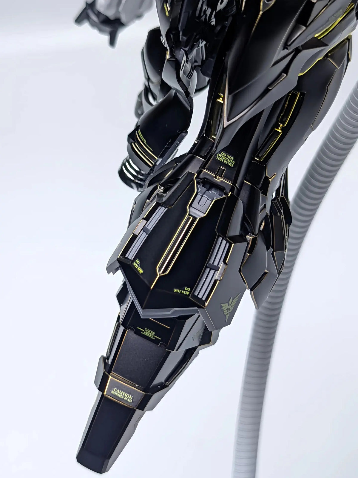 [Custom Electroplating] Comet Technology-01-Crimson Drei MG 1/100 GK Sinanju (Titanium Black With Gilded Gold Electroplating Color Scheme) Model Kit