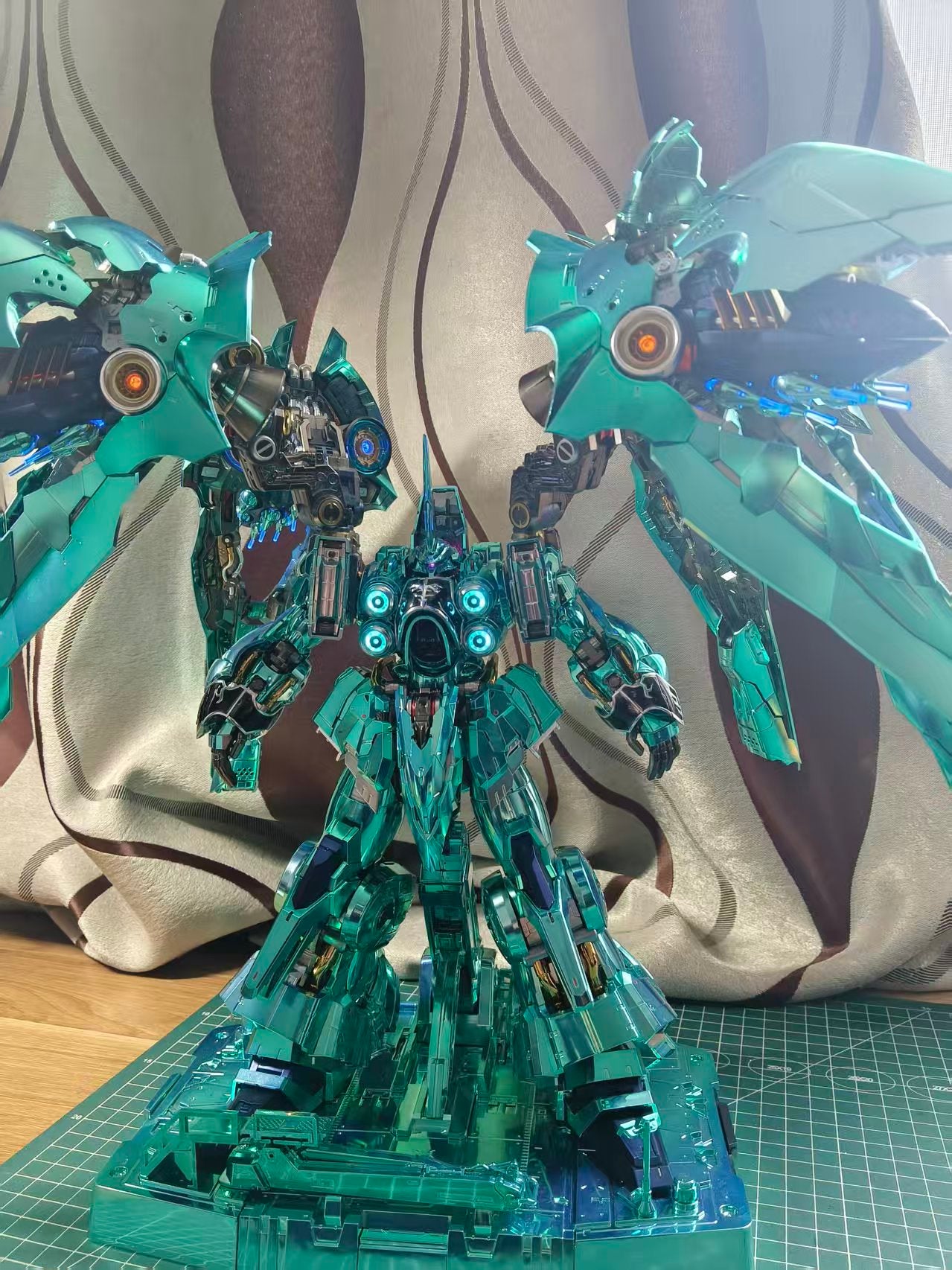 [Color customization]Axis Model Works (Solomon) 1/100 scale Osiris Aerial Dominator (Electroplated Iridescent green color scheme) Model Kit