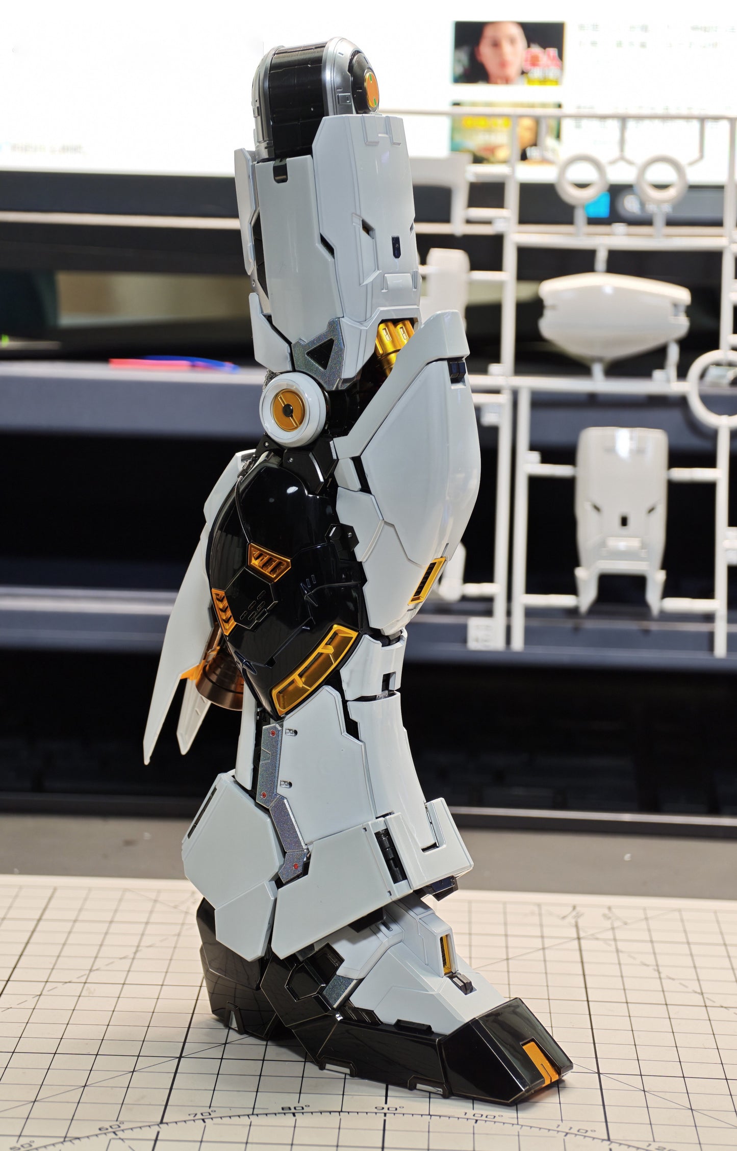 [Color customization] PG Unleashed 1/60 Nu Gundam (Electroplated color scheme) Model Kit