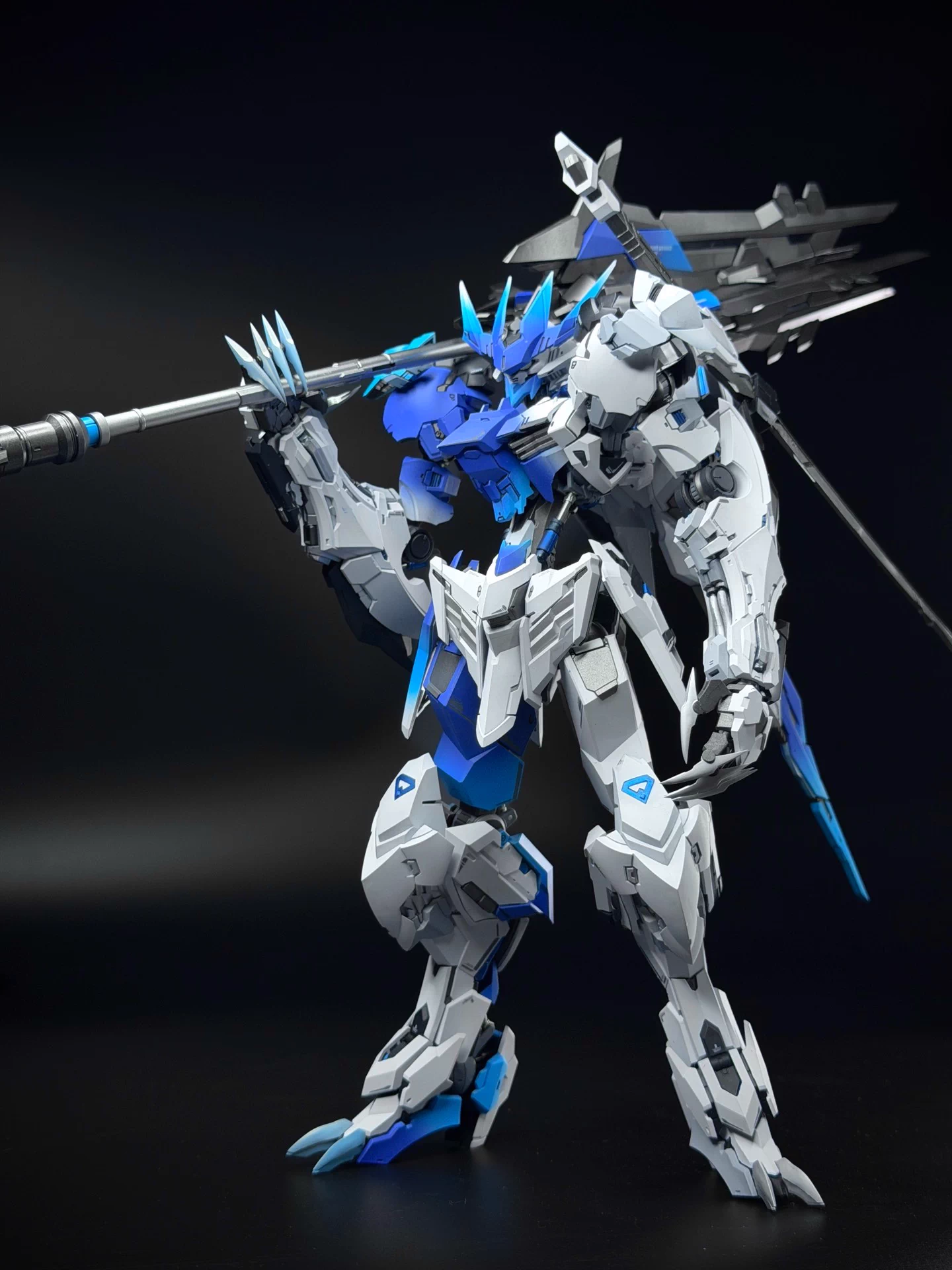[Color customization] WOLF TECH 1/100 MG detail up Barbatos Lupus Rex king (Glacier Blue Color Scheme) model kit