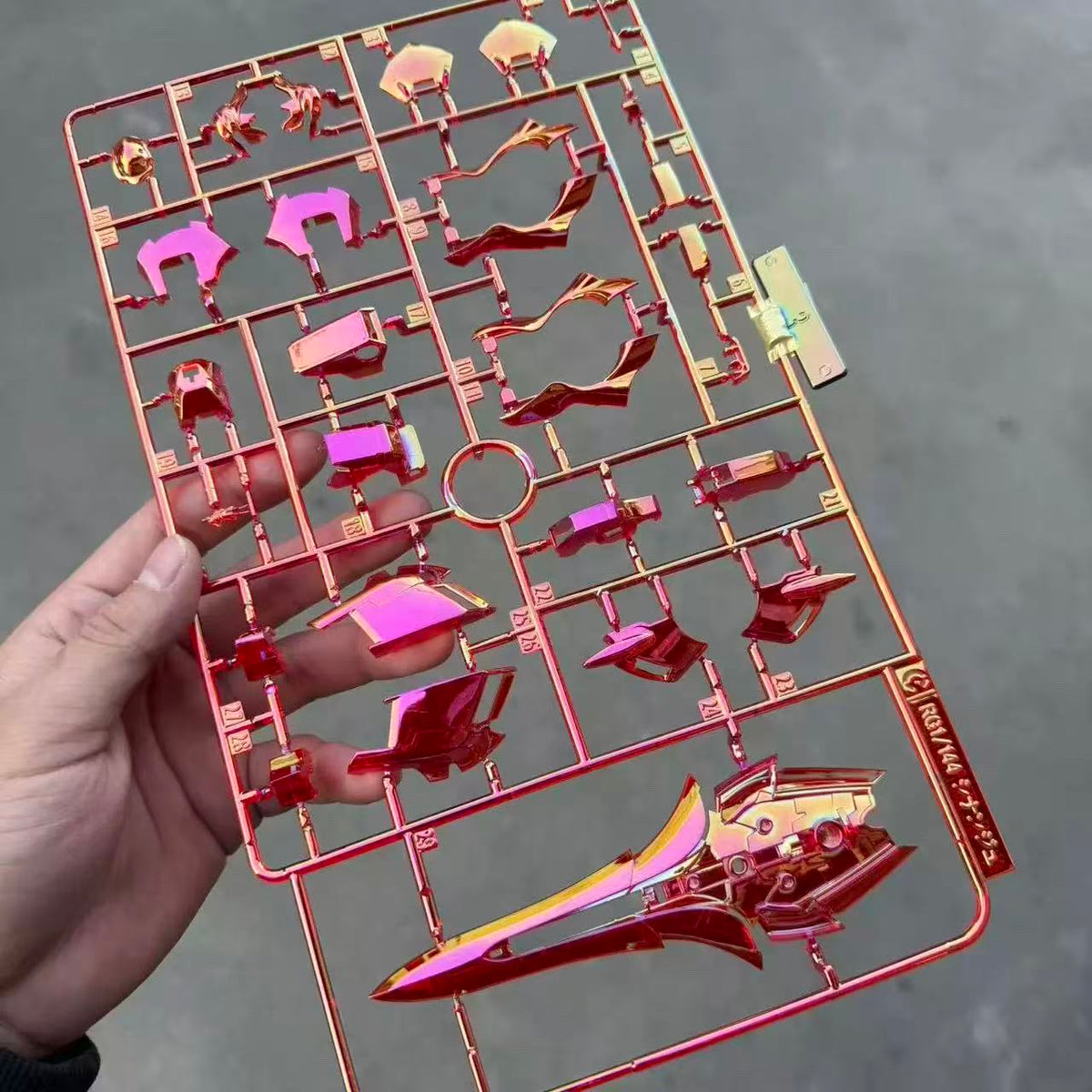 [Custom Electroplating] Bandai MG 1/100 Scale Gundam Amazing Red Warrior (Iridescent Plating Electroplated) Model Kit
