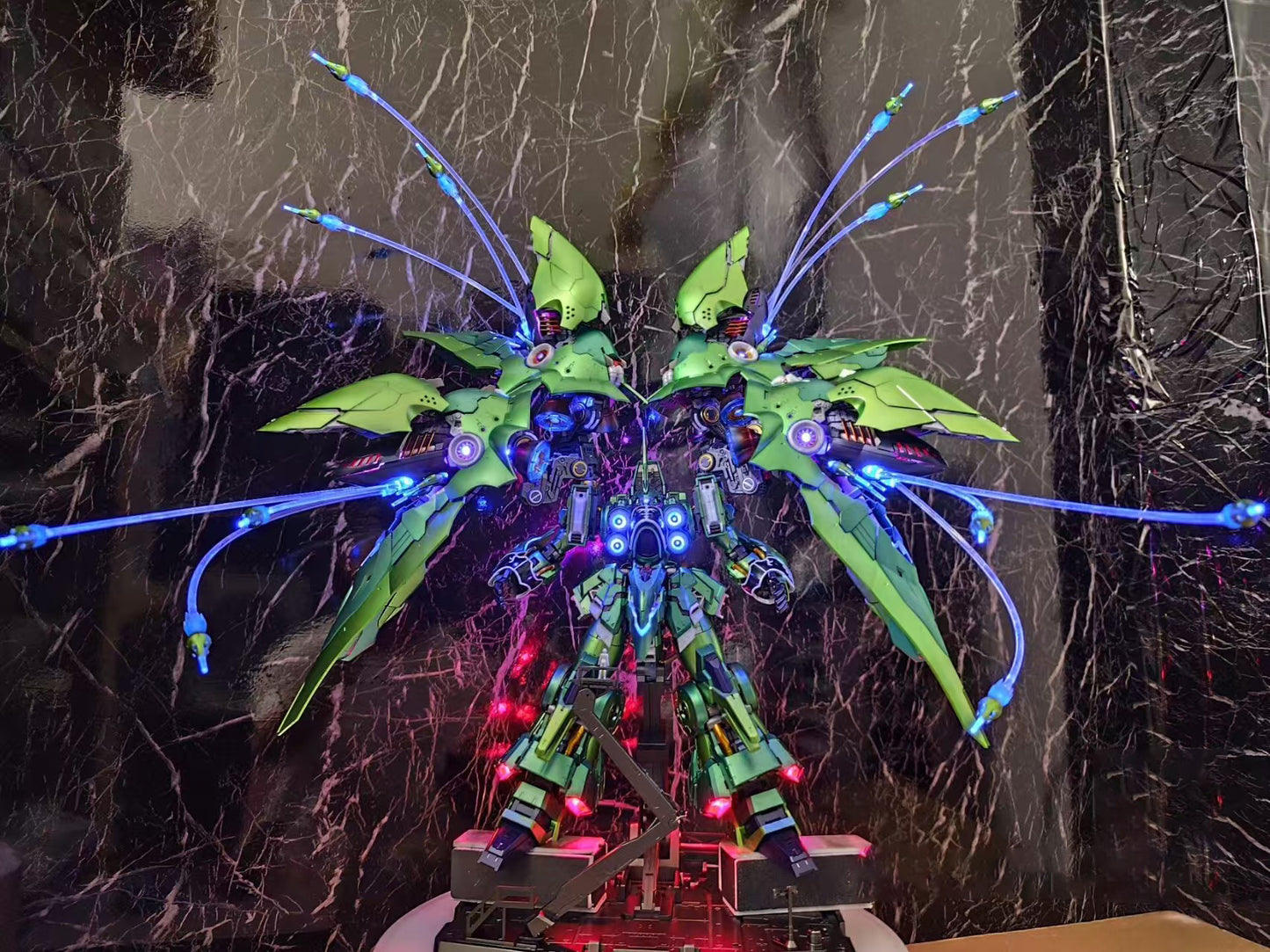 [Color customization]Axis Model Works (Solomon) 1/100 scale Osiris Aerial Dominator (Electroplated Iridescent green color scheme) Model Kit