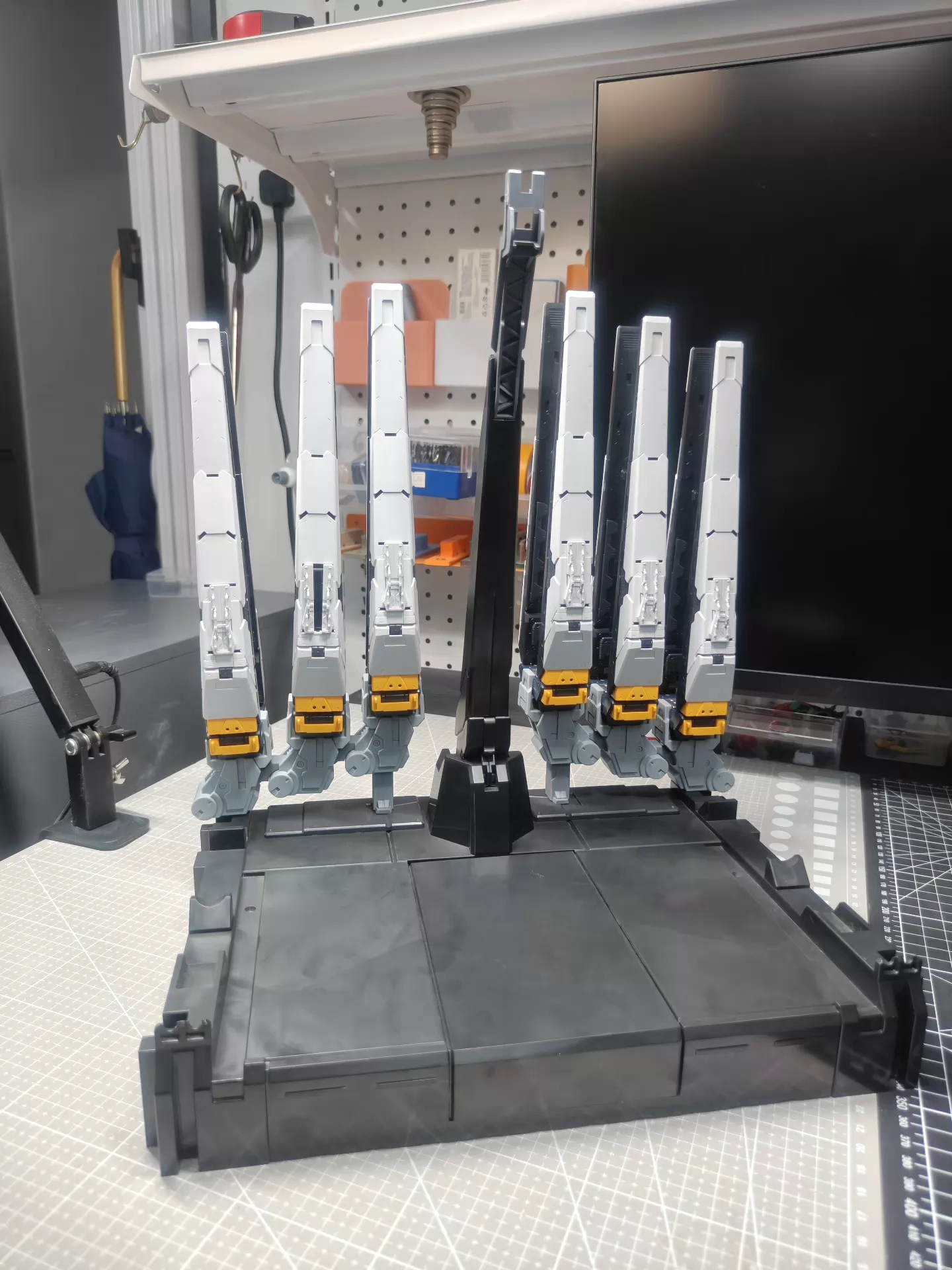 [Resin pieces/3D printed pieces] Bandai PG Unicorn PGU 1/60 ν Gundam Fin Funnel Stand/ Weapon Stand