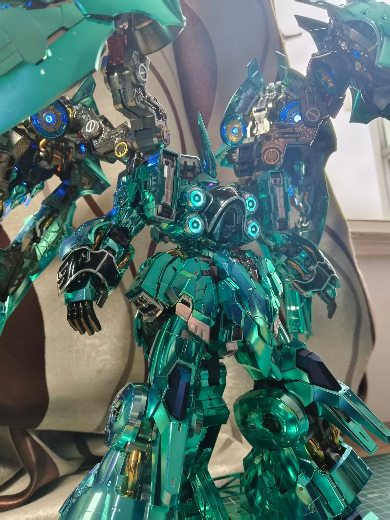 [Color customization]Axis Model Works (Solomon) 1/100 scale Osiris Aerial Dominator (Electroplated Iridescent green color scheme) Model Kit